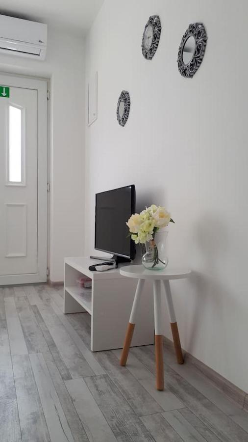 Apartman Lidija Dinjiška Esterno foto