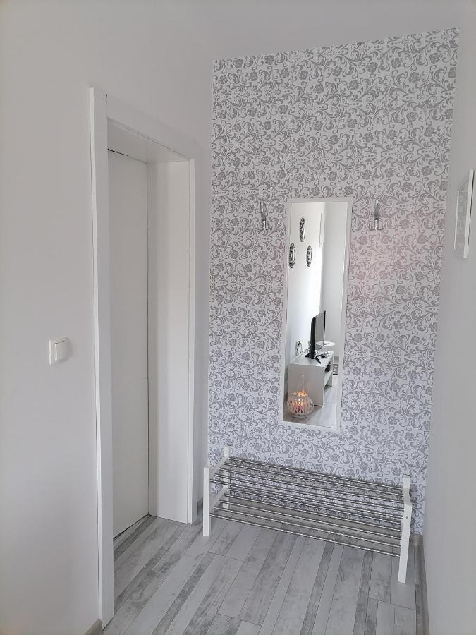 Apartman Lidija Dinjiška Esterno foto