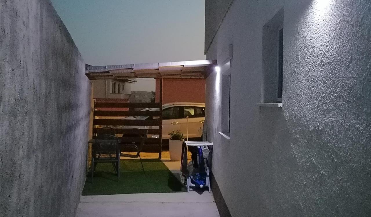 Apartman Lidija Dinjiška Esterno foto